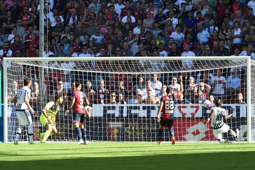 Al 37' la Juve passa in vantaggio: cross di Pereyra e tocco di Pogba che finisce sulla traversa, carambola sul portiere Lamanna e si insacca in porta. LaPresse